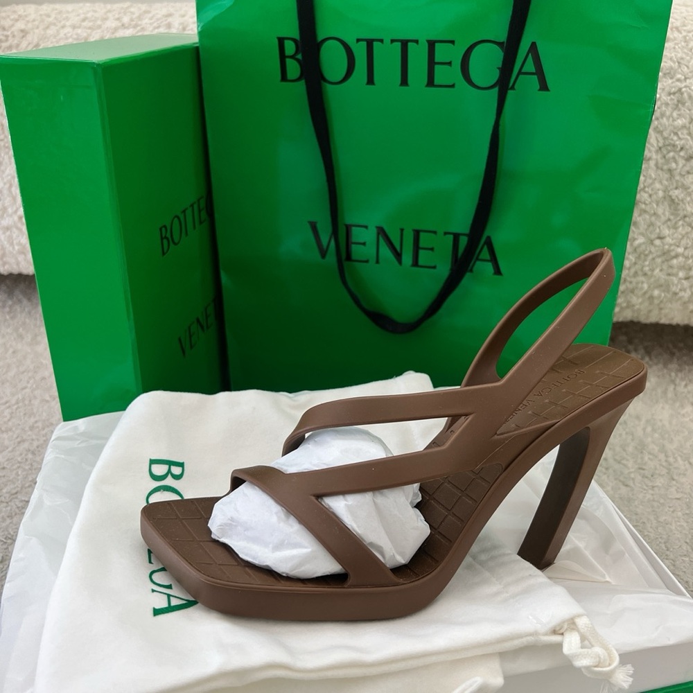 Brand New Bottega Jimbo Slingback Sandal in Brown. Box, bag and receipt.